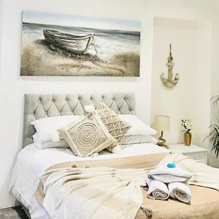 Stunning 3 Double Bedroom Beach Front Apartment Portsmouth Exterior photo