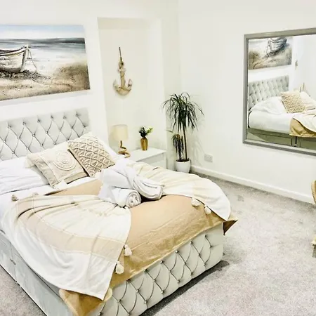 Stunning 3 Double Bedroom Beach Front Apartment Portsmouth Exterior photo